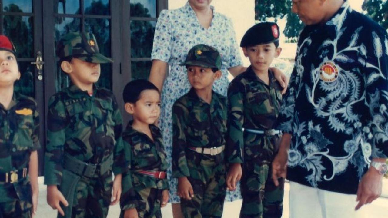 Agus Harimurti Yudhoyono atau yang akrab disapa AHY mengunggah foto masa kecilnya bersama sang kakek. Unggahan tersebut sekaligus untuk memperingati peristiwa kelam G30S PKI. <br>