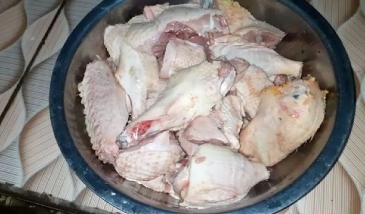 <b>1. Potong Daging Bebek</b>
