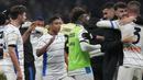 Para pemain Atalanta merayakan kemenangan 2-1 atas AC Milan setelah berakhirnya laga perempatfinal Coppa Italia 2023/2024 di San Siro Stadium, Milan, Kamis (11/1/2024) dini hari WIB. (AP Photo/Luca Bruno)