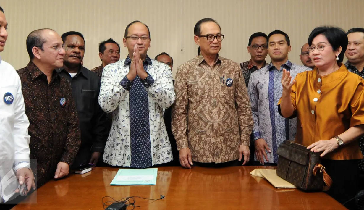 Rosan P Roeslani (keempat kiri) ditemani ketua umum Kadin Indonesia Suryo Bambang Sulisto (ketiga kanan) saat Pendaftaran Rosan P Roeslani sebagai ketum kadin Periode 2015-2020 di Menara Kadin, Jakarta, (16/11/2015). (Liputan6.com/Helmi Afandi) 