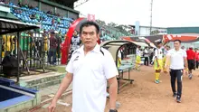 Pelatih Mitra Kukar, Subangkit saat mendampingi timnya pada laga Torabika Soccer Championship 2016 di Stadion Siliwangi, Bandung, Sabtu (14/5/2016). (Bola.com/Nicklas Hanoatubun)