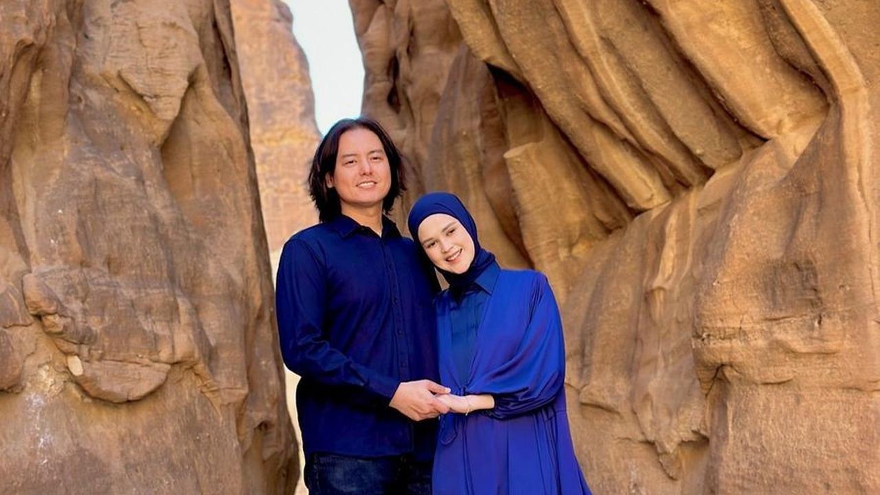 Al Ula kini dikenal sebagai destinasi wisata yang menawarkan keindahan alam dan budaya. Formasi batu pasir yang menakjubkan menarik banyak pengunjung untuk menjelajahi warisan budaya daerah tersebut.<br>