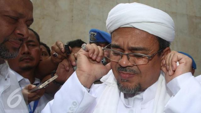 Pimpinan FPI Rizieq Shihab bereaksi saat dicecar pertanyaan oleh awak media di Polda Metro Jaya, Jakarta, Rabu (1/2). Rizieq Shihab akan diperiksa sebagai saksi kasus dugaan makar yang menjerat Sri Bintang Pamungkas. (Liputan6.com/Immanuel Antonius)