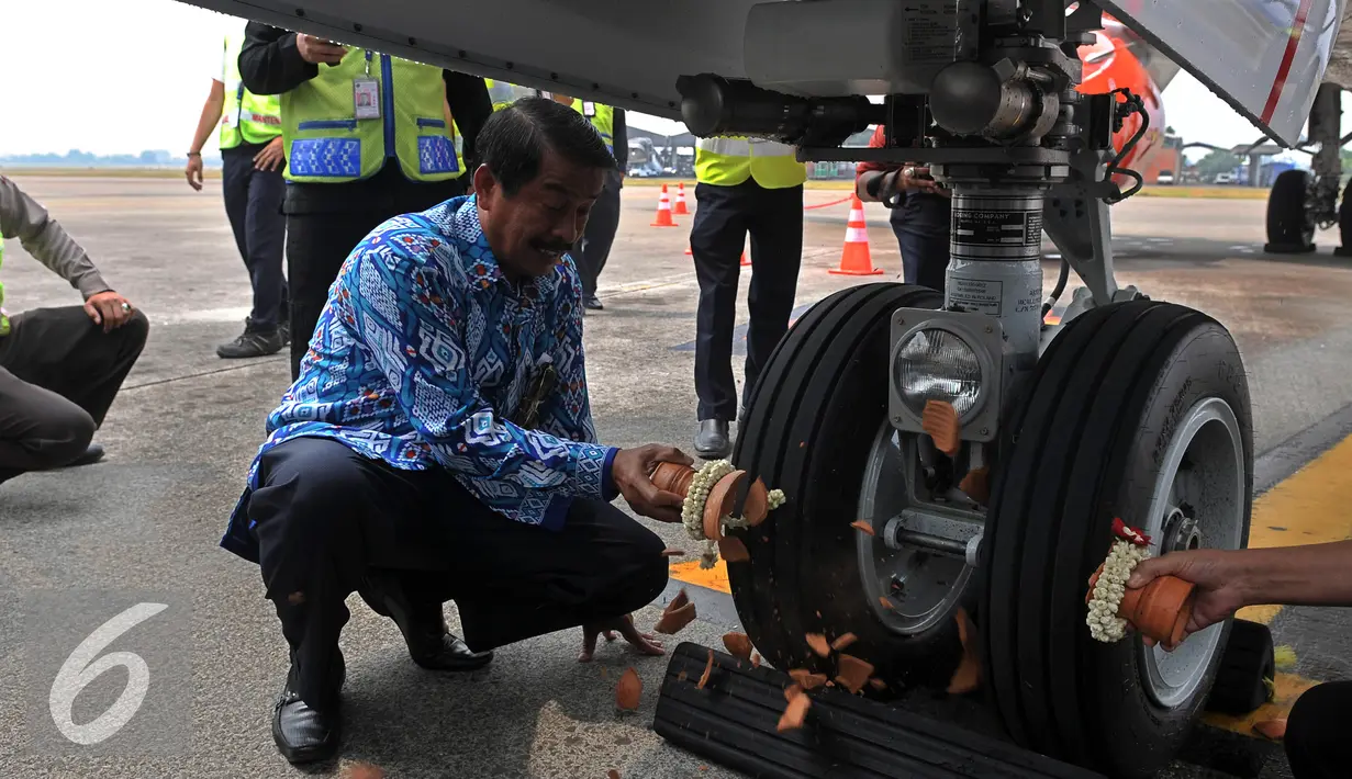 CEO Lion Group, Edward Sirait secara simbolik memecahkan kendi di ban Pesawat baru Lion Air Boeing 737 800 NG, di di Terminal 1 Bandara Soekarno Hatta, Tangerang, Rabu (19/8/2015). (Liputan6.com/Johan Tallo)
