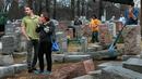 Sally Amon dan anaknya Max Amon saat melihat batu nisan neneknya yang dirusak usai mendapatkan serangan vandalisme di Chesed Shel Emeth Cemetery di University City, St Louis, Missouri, (21/2). (Robert Cohen /St. Louis Post-Dispatch via AP)