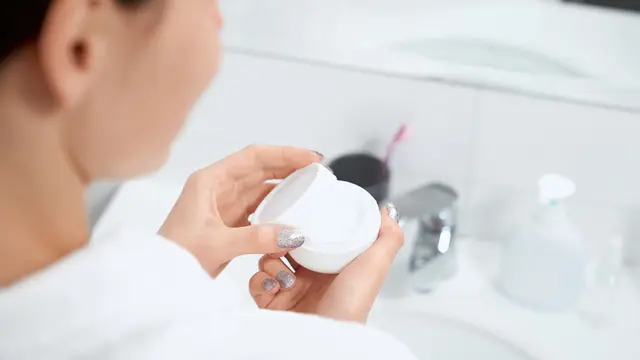 Ilustrasi mencoba skincare