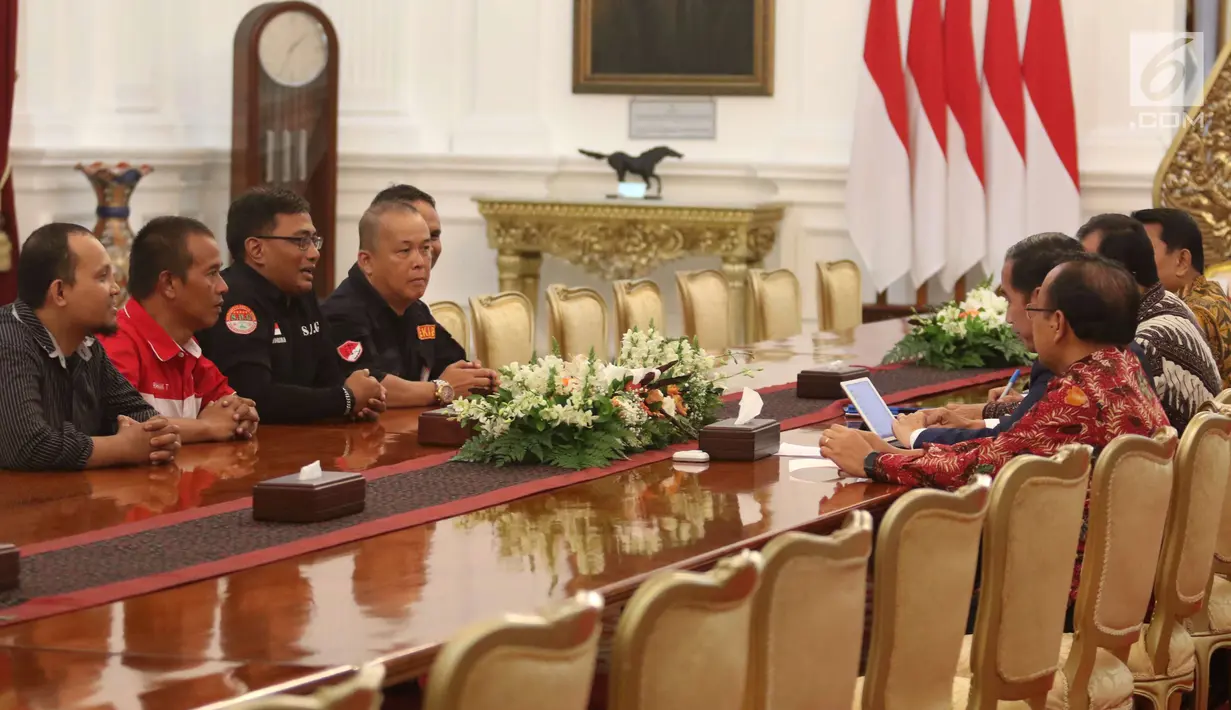 Perwakilan ojek online berdialog dengan Presiden Joko Widodo atau Jokowi di Istana Merdeka, Jakarta, Selasa (27/3). Sebelumnya, para pengemudi ojek online melakukan aksi di depan Istana Merdeka. (Liputan6.com/Angga Yuniar)