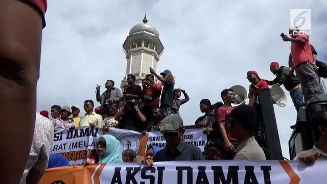 Sejumlah pendukung Gubernur Aceh nonaktif, Irwandi Yusuf, berdemo dan mengancam akan angkat senjata agar penangguhan penahanan dilakukan.