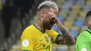 Penyerang Brasil, Neymar mengusap air mata usai pertandingan melawan Argentina pada final Copa America 2021 di stadion Maracana di Rio de Janeiro, Brasil, Minggu (11/7/2021). Argentina menang 1-0. (AFP/Nelson Almeida)