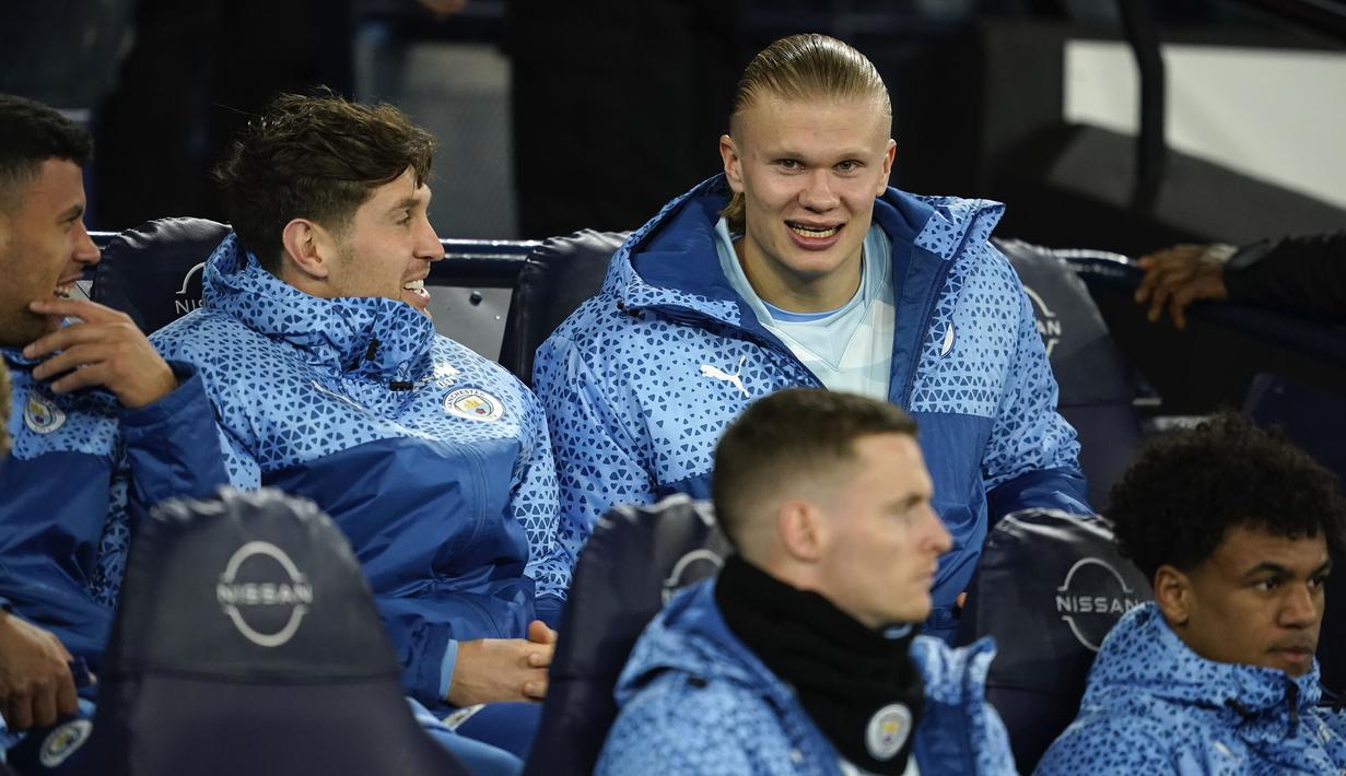 Striker Manchester City, Erling Haaland duduk di bangku cadangan bersama rekan setimnya saat menghadapi Aston Villa pada laga pekan ke-31 Premier League 2023/2024 di Etihad Stadium, Manchester, Rabu (3/4/2024) malam. (AP Photo/Dave Thompson)