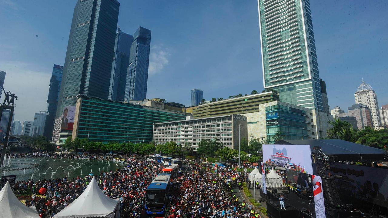 Antusiasme Ribuan Orang Padati Panggung Pesta Rakyat Pelantikan Prabowo di Bundaran HI