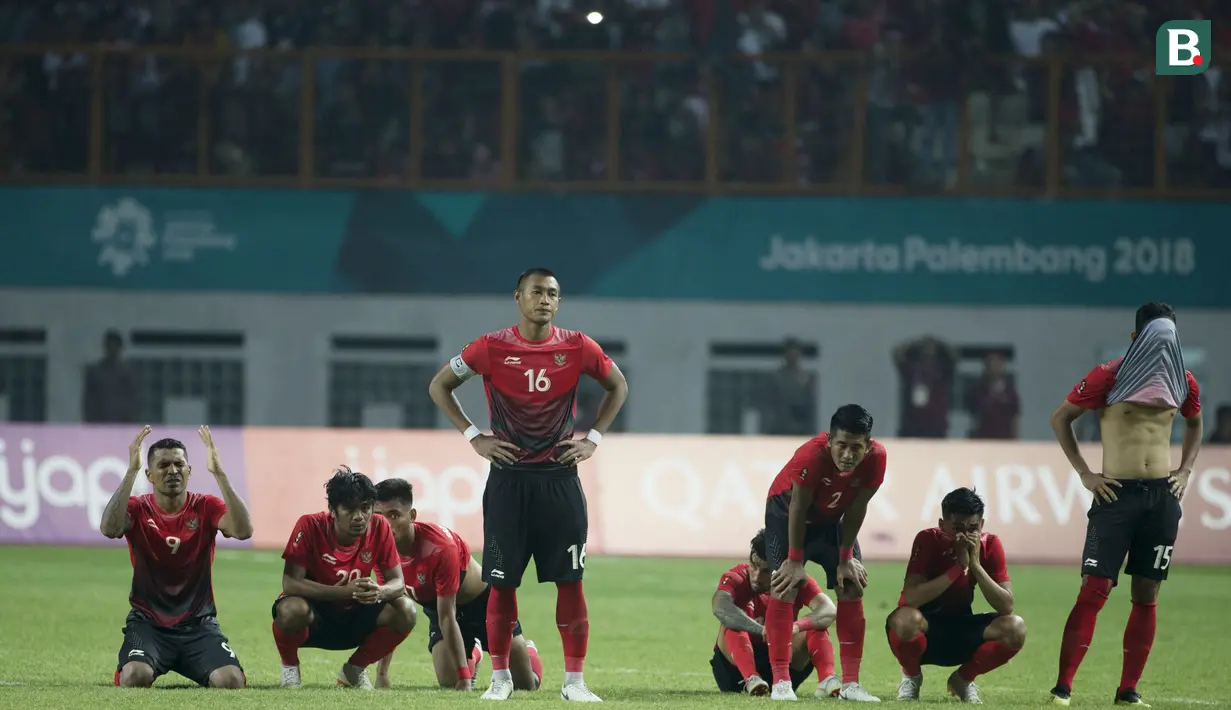 Pemain Indonesia tampak kecewa usai ditaklukkan Uni Emirat Arab (UEA) pada laga Asian Games di Stadion Wibawa Mukti, Jawa Barat, Jumat (24/8/2018). (Bola.com/Vitalis Yogi Trisna)