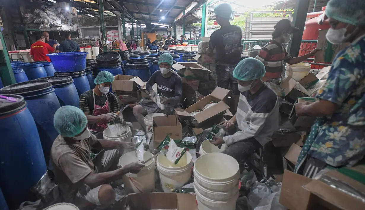 Sekitar 70-an warga direkrut untuk memenuhi peningkatan permintaan kue keranjang jelang perayaan Imlek. (merdeka.com/Arie Basuki)