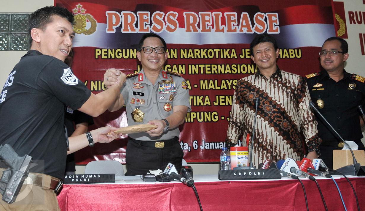 Kapolri Jenderal Pol Tito Karnavian memberikan hadiah kepada petugas yang berhasil mengungkap kasus narkoba, Jakarta, Jumat (6/1). Dittipidnarkoba Bareskrim bersama Bea Cukai membongkar sindikat narkoba jaringan internasional. (Liputan6.com/Yoppy Renato)