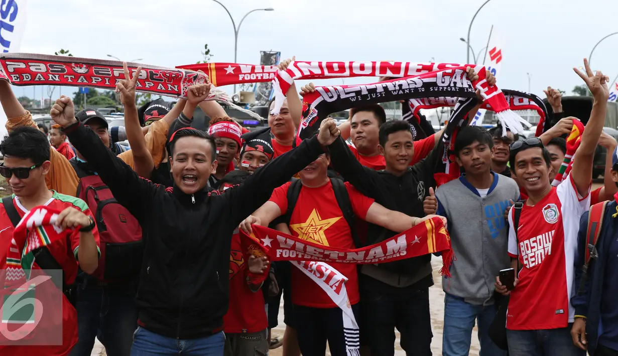 Pendukung Timnas Indonesia berbaris memasuki areal Stadion Pakansari, Bogor (3/12). Timnas Indonesia akan melakoni laga semifinal pertama Piala AFF 2016 melawan Vietnam di Stadion Pakansari Kab Bogor. (Liputan6.com/Helmi Fithriansyah)