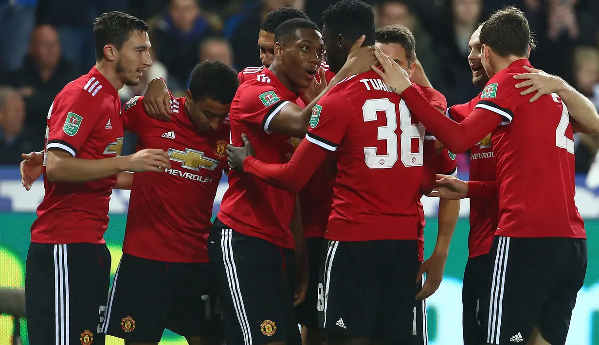 Gelandang Manchester United, Jesse Lingard (kedua kiri) berselebrasi setelah mencetak gol ke gawang Swansea City pada pertandingan Piala Liga Inggris di Liberty Stadium, Rabu (25/10). MU sukses menekuk Swansea City dengan skor 2-0. (GEOFF CADDICK/AFP)