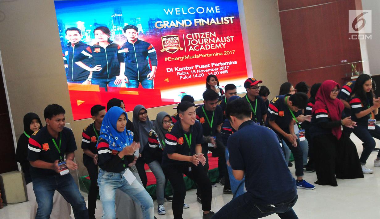 Seluruh finalis Citizen Journalist Academy (CJA) Energi Muda Pertamina saat berkunjung ke Kantor Pusat Pertamina, Jakarta, Rabu (15/11). (Liputan6.com/Helmi Afandi)