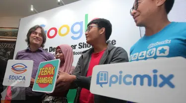 Vice President, Developer Products Group, Google Jason Titus (kiri) bersama dengan Founder pembuat Game dalam Google Aplikasi di Jakarta, Kamis (10/12/2015). (Liputan6.com/Angga Yuniar)