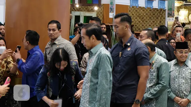 Presiden Joko Widodo (Jokowi) tur di sebagian area pameran INACRAFT on October 2023 di Jakarta Convention Center (JCC) pada 4 Oktober 2023. (Liputan6.com/Asnida Riani)