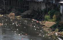 FOTO: Dulu Meluap hingga Membanjiri Ibu Kota, Kini Kondisi Aliran Kali Ciliwung Menyusut dan Menghitam Akibat Banyak Sampah