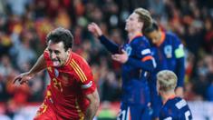 Pemain Timnas Spanyol, Mikel Oyarzabal, melakukan selebrasi setelah mencetak gol ke gawang Belanda pada laga leg kedua perempat final UEFA Nations League di Mestalla, Valencia, Senin (24/03/2025) dini hari WIB. (AP Photo/Alberto Saiz)