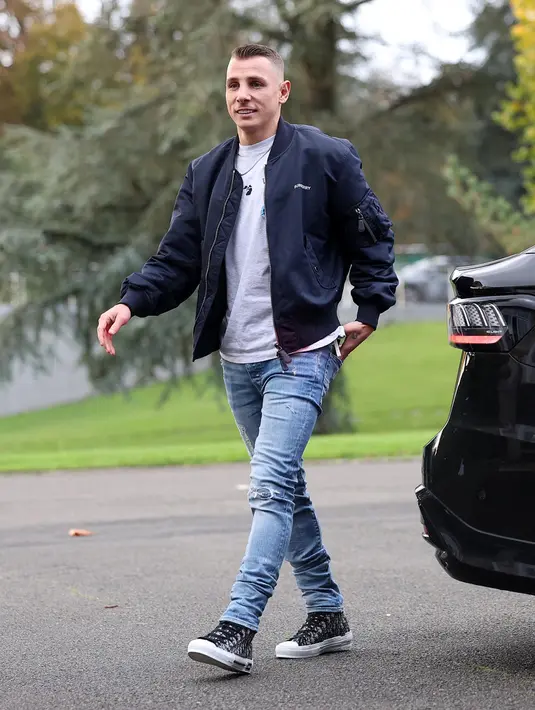 Pemain belakang timnas Prancis, Lucas Digne saat tiba di Clairefontaine-en-Yvelines pada 11 November 2024. (FRANCK FIFE/AFP)