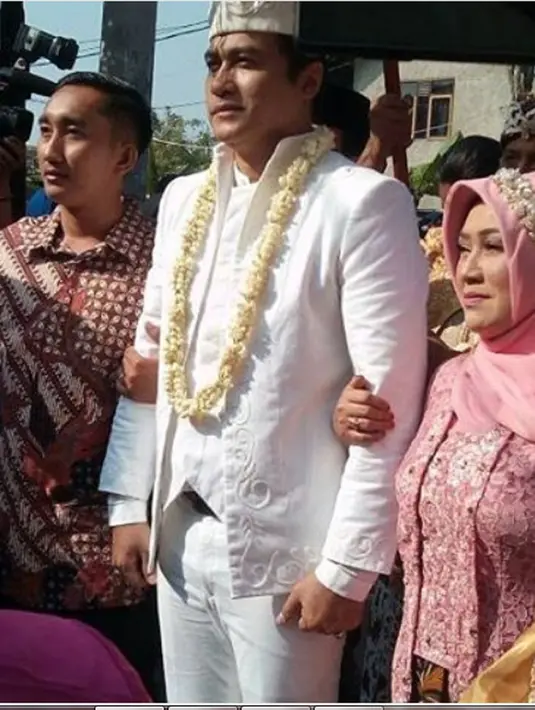 Setelah resmi menikah, Adjie bisa bulan madu lantaran jadwal syuting yang padat. Adjie langsung memboyong sang istri ke rumahnya. Dan pada Selasa, (16/5) Adjie juga kembali menjalani syuting. (Instagram/tetty.w)