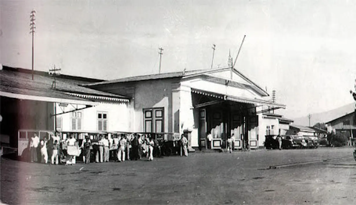 Jalan depan Stasiun Malang selalu ramai dari dulu hingga sekarang. (Source: jelajahmalangku.blogspot.com)