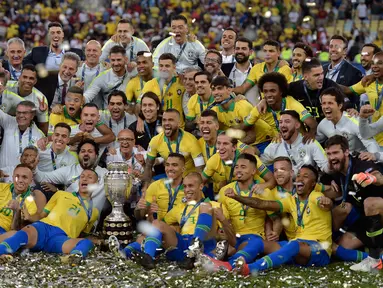 Pemain timnas Brasil merayakan gelar juara Copa America 2019 setelah mengalahkan Peru pada partai final di Maracana Stadium, Rio de Janeiro, Senin (8/7/2019) dini hari WIB. Brasil sukses mengangkat trofi Copa America 2019 usai mengalahkan Peru dengan skor 3-1. (Carl DE SOUZA/AFP)