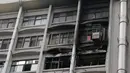 Kondisi jendela yang hangus setelah insiden kebakaran yang melanda sebuah rumah sakit di Taipei, Senin (13/8). Dari keterangan Departemen Kebakaran Taiwan para korban tewas kehilangan nyawa karena menghirup asap. (AFP PHOTO / Daniel SHIH)