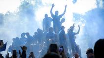 Para pemain Persib Bandung menaiki bus dalam pawai juara BRI Super League musim ini di Kota Bandung, Minggu (24/05/2026) pagi WIB. (Bagaskara Lazuardi/Bola.com)
