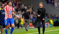 Diego Simeone memberikan instruksi pada skuad Atletico Madrid di laga melawan Arsenal di leg pertama semifinal Liga Champions 2025/2026 di Riyadh Air Metropolitano, Kamis (30/04/2026). (AP Photo/Jose Breton)