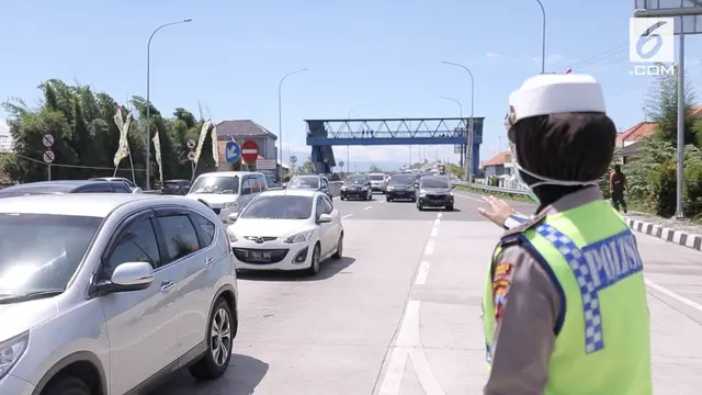 Kepadatan kendaraan yang akan keluar di tol Brebes Timur makin terlihat, antrean sudah mencapai 3 KM sebelum pintu tol.