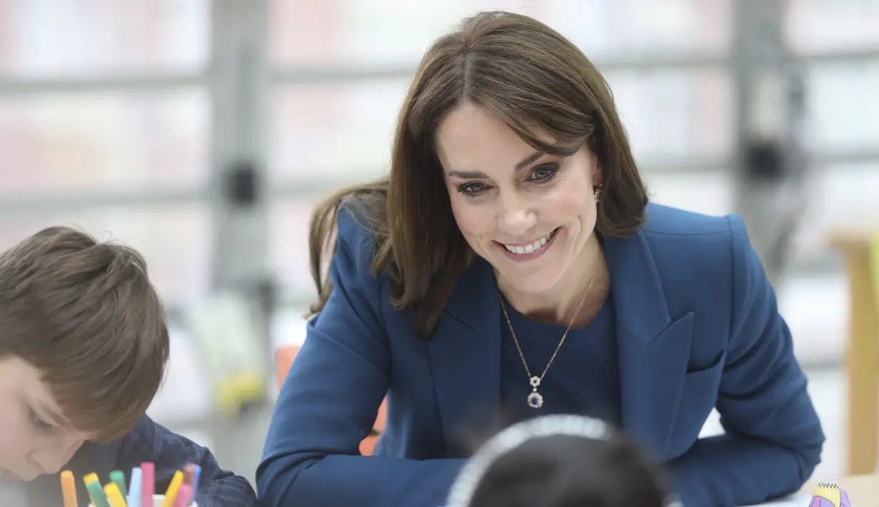 Kate Middleton secara resmi membuka unit operasi hari baru di rumah sakit anak Evelina London di Westminster, London pagi ini. (Ian Vogler/Pool Photo via AP)