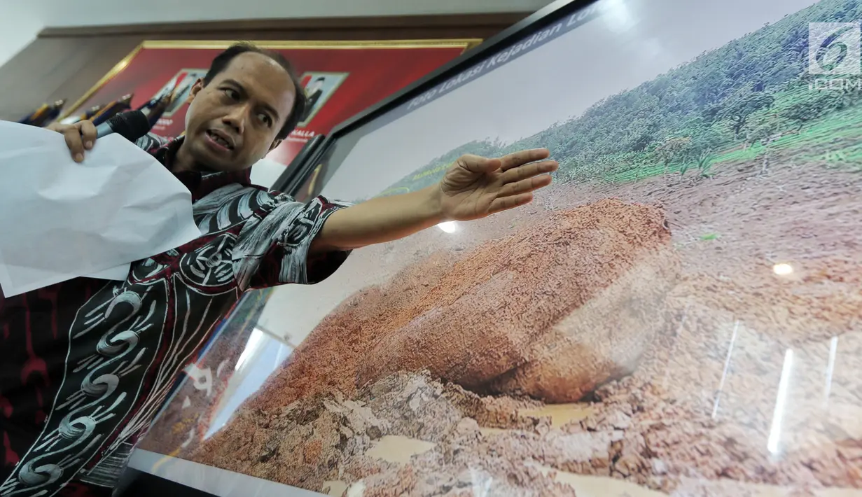 Kepala Pusat Data Informasi dan Humas BNPB Sutopo Purwo Nugroho memberikan keterangan pers di Kantor BNPB, Jakarta, Rabu (2/1). Proses evakuasi terkendala oleh sulitnya akses alat berat menuju lokasi longsor. (Liputan6.com/JohanTallo)
