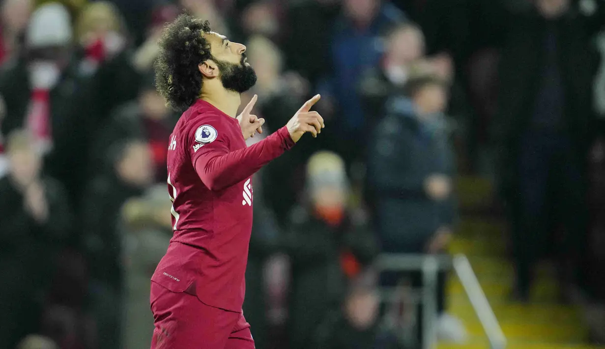 Pemain Liverpool, Mohamed Salah, melakukan selebrasi setelah mencetak gol ke gawang Everton pada laga Liga Inggris di Stadion Anfield, Selasa (14/2/2023). (AP Photo/Jon Super)