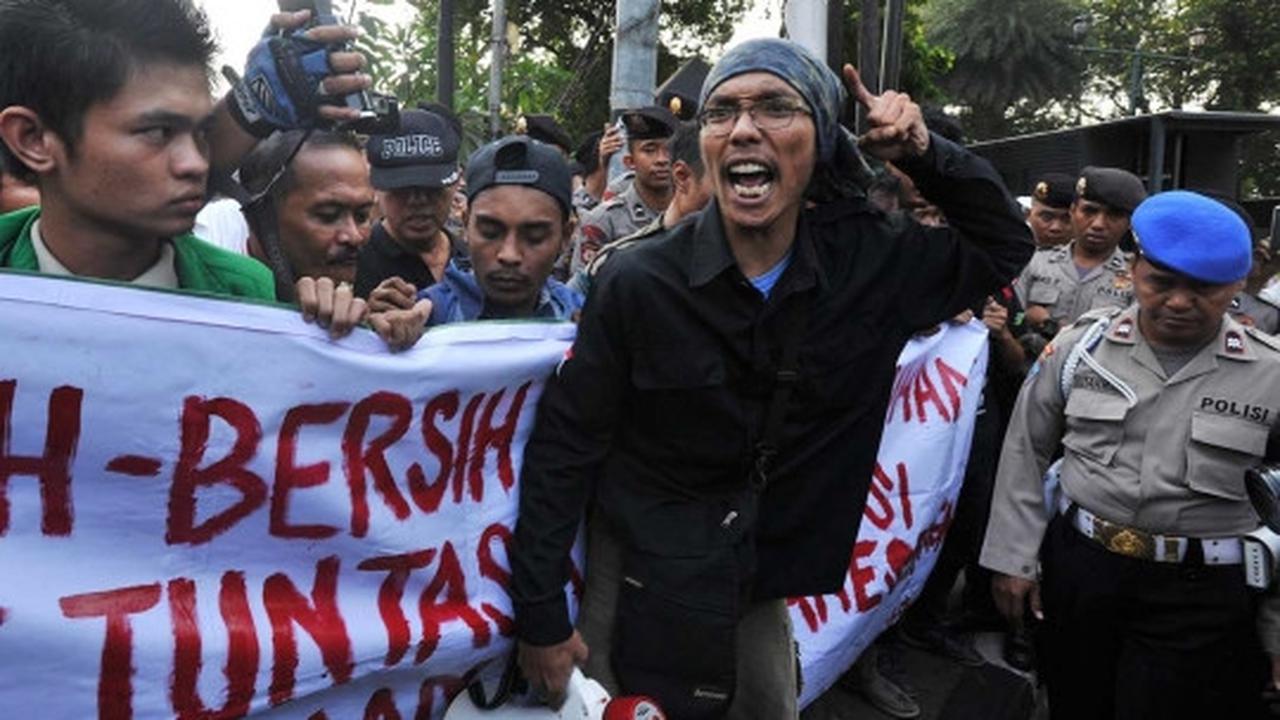 Gelar aksi demo Wapres JK, massa bawa bangkai tikus