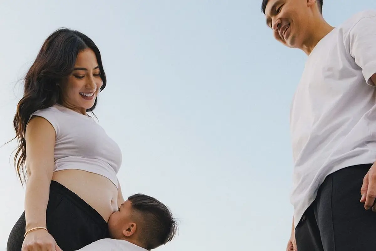 Potret Tampilan Nikita Willy Umumkan Kehamilan Anak Kedua, Perlihatkan Baby Bump Pakai Crop Top