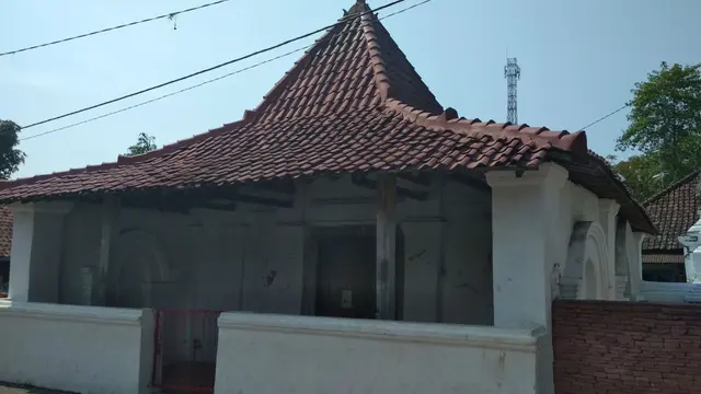 Legenda Buaya Putih di Situs Lawang Sanga Cirebon