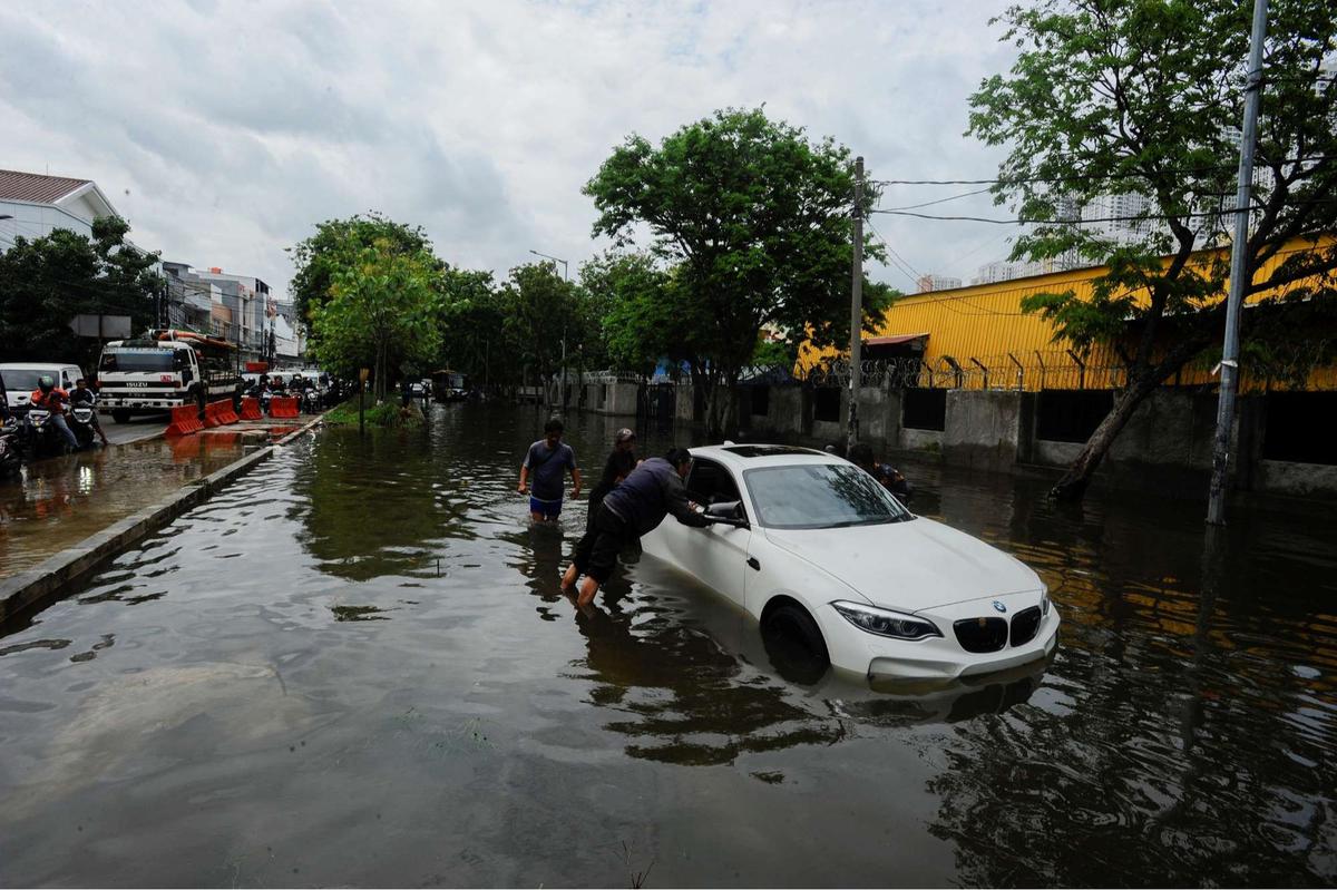 Mobil mewah mogok saat banjir rob di Muara Angke