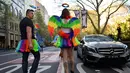 Seorang demonstran mengenakan sayap berwarna-warni saat mengikuti demo kesetaraan pernikahan sejenis di Sydney (10/9). Mereka turun kejalan untuk meminta kesetaraan pernikahan pasangan sesama jenis di Sydney. (AFP Photo/Saeed Khan)