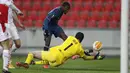 Penyerang Arsenal, Nicolas Pepe mencetak gol pembuka untuk timnya ke gawang Slavia Praha pada leg kedua perempat final Liga Europa di Stadion Sinobo, Praha, Jumat (16/4) dini hari WIB.  Arsenal lolos ke semifinal Liga Europa setelah menang telak 4-0 di markas Slavia Praha. (AP Photo/Petr David Josek