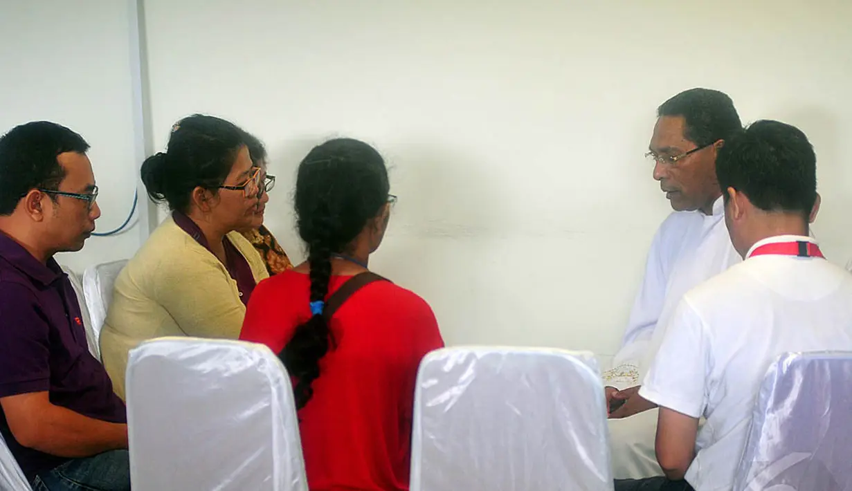 Suasana doa bersama keluarga penumpang AirAsia QZ8501 di Crisis Center AirAsia di Terminal II Bandara Juanda, Surabaya, Selasa (30/12/2014). (Liputan6.com/Johan Tallo)