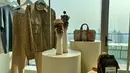 Pada Men’s Collection, terdapat beberapa produk unik yang menggemaskan. Seperti monogram sling bag berbentuk milk box, yang cocok dipadukan untuk wujudkan pernyataan gaya yang fun.  / Foto: Fimela.com.