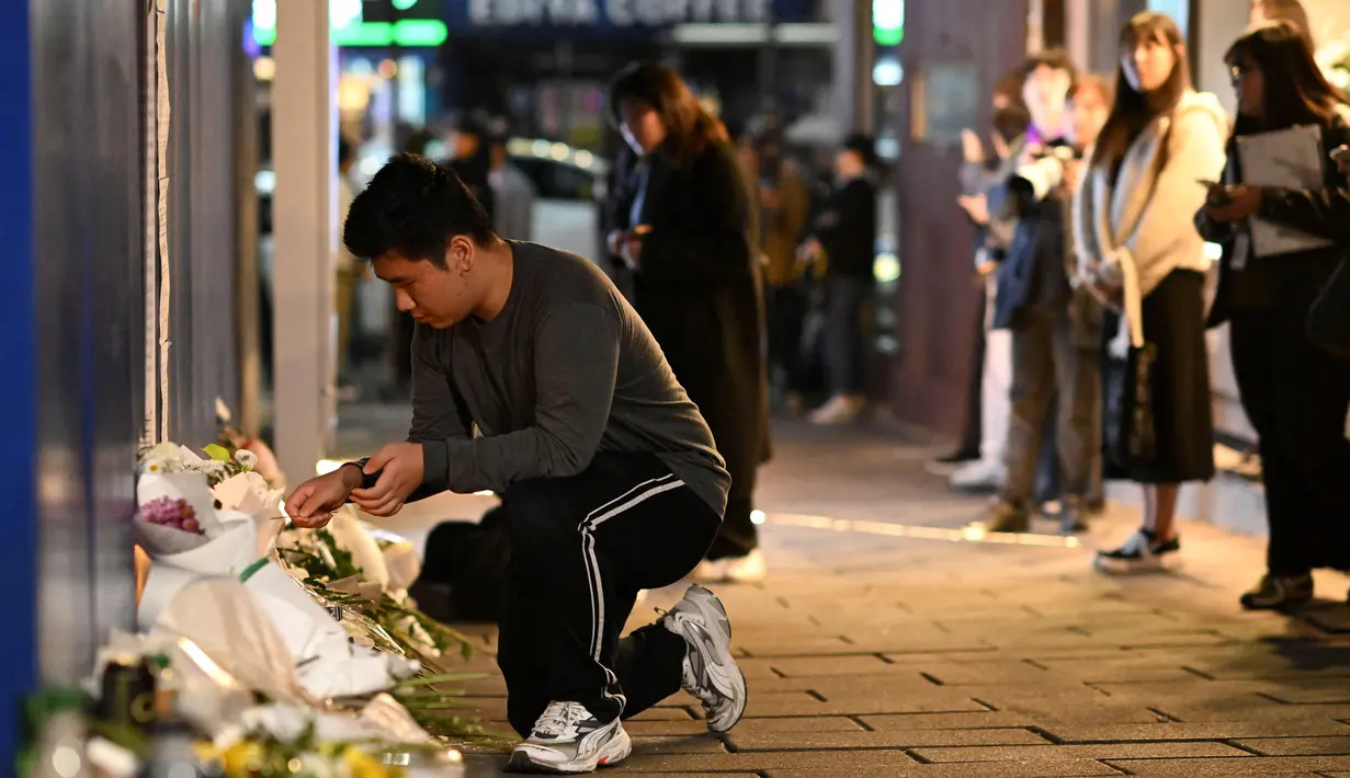 Dalam waktu singkat, keramaian di kawasan Itaewon, Korea Selatan berubah menjadi kepanikan. Ketika banyak orang terjebak dalam kerumunan dan menciptakan suasana panik di antara para pengunjung. (Shin Yong-ju/AFP)