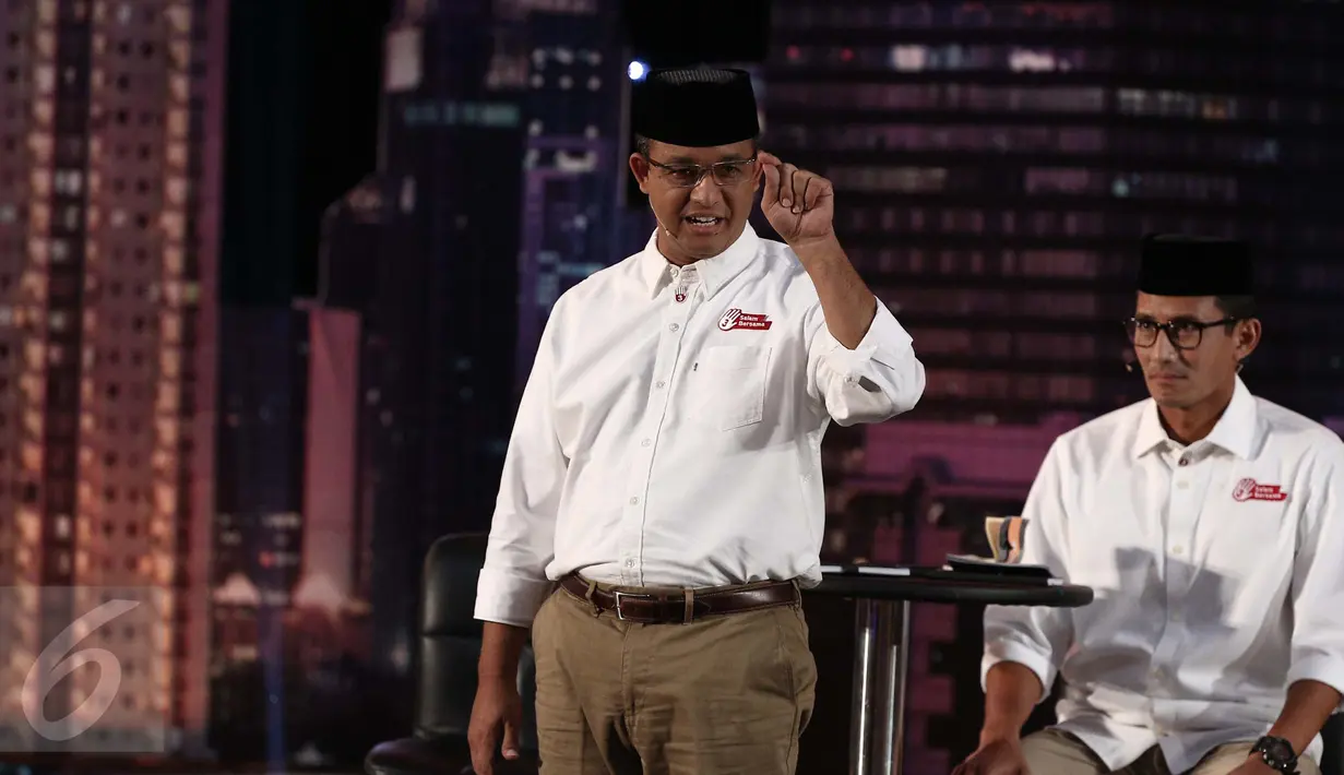 Cagub DKI Jakarta nomor 3, Anies Baswedan memaparkan visi misi pada debat perdana Cagub DKI Jakarta di Bidakara, Jakarta, Jumat (13/1). Dalam debat tersebut Anies Tagih Janji Ahok - Djarot Bangun Kampung Deret.  (Liputan6.com/Faizal Fanani)