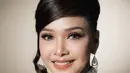 Yang paling mencuri perhatian tentu gaya rambut Maia. Rambutnya ditata dalam model bouffant super tinggi dengan bagian depan menyamping rapi, menciptakan ilusi seperti mengenakan topi elegan. Sentuhan curly strand yang menjuntai di sisi wajah membuat tampilannya tetap feminin dan tidak terlalu kaku. Hairdo dramatis ini memberi statement kuat dan membuat penampilan Maia terasa berbeda dari biasanya. [@maiaestiantyreal].

Yang paling mencuri perhatian tentu gaya rambut Maia. Rambutnya ditata dalam model bouffant super tinggi dengan bagian depan menyamping rapi, menciptakan ilusi seperti mengenakan topi elegan.