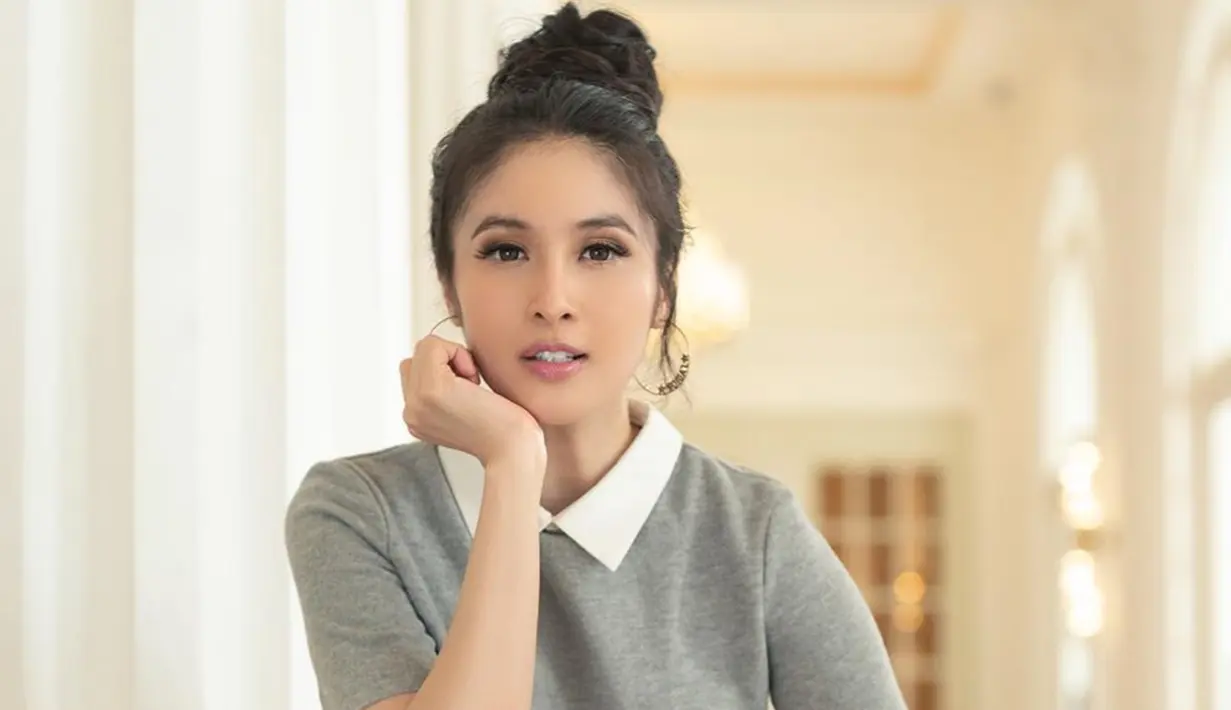 Tak melulu tampil tanpa makeup, gaya makeup girly ala Sandra Dewi ini juga bisa jadi inspirasi makeup sehari-hari atau saat ke acara formal. Istri Harvey Moeis ini memilih riasan yang natural dengan lipgloss nude pink dan eyebrow warna hitam.(Liputan6.com/IG/@sandradewi88)