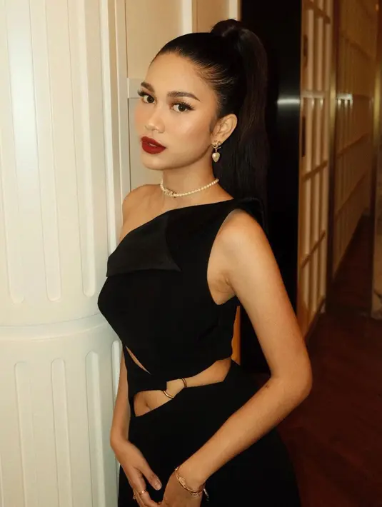 Melihat gaya gala Azizah Salsha dengan lipstik merah. Tampil beda, Azizah tampil bak Audrey Hepburn dengan makeup bold yang membiarkan kulitnya terlihat glowing, serta pulasan lipstik merah merona. [Foto: Instagram/azizahsalsha_]