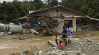 Puing-puing dan batang pohon yang tersapu banjir bandang di Kabupaten Sentani, Jayapura, (17/3). Banjir bandang Sentani menewaskan 70 orang dan puluhan luka-luka. (AFP/Netty Dharma Somba)